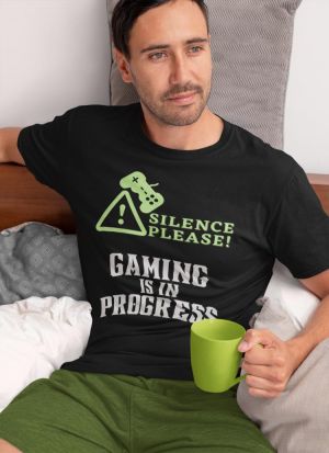 לגיימר - ציוד גיימינג ומחשבים ביגוד ואופנה לגיימר חולצת גיימר Gaming In Progress